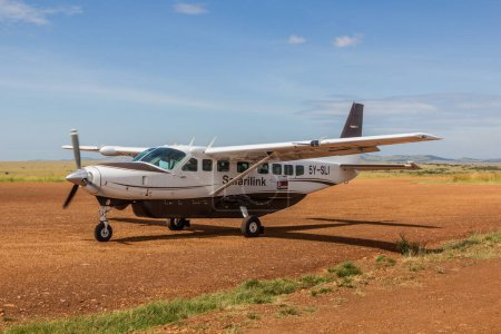 Téléchargez les photos : MASAI MARA, KENYA - 19 FÉVRIER 2020 : Avion à la piste d'atterrissage de Keekorok dans la réserve nationale du Masai Mara, au Kenya - en image libre de droit
