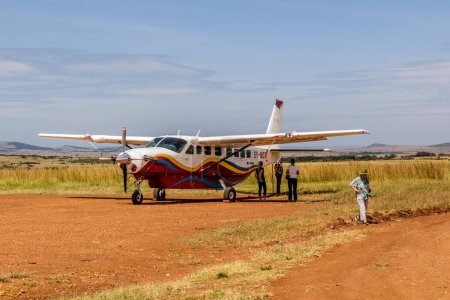 Foto de MASAI MARA, KENIA - 19 DE FEBRERO DE 2020: Avión en la pista de aterrizaje Keekorok en la Reserva Nacional Masai Mara, Kenia - Imagen libre de derechos
