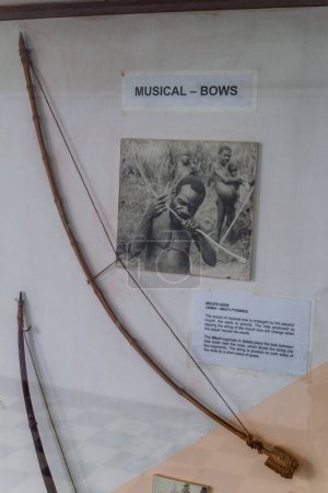 Foto de KAMPALA, UGANDA - 1 de marzo de 2020: Exposición de arcos musicales en el Museo de Uganda en Kampala, Uganda - Imagen libre de derechos
