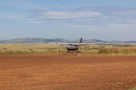Téléchargez les photos : MASAI MARA, KENYA - 19 FÉVRIER 2020 : Avion à la piste d'atterrissage de Keekorok dans la réserve nationale du Masai Mara, au Kenya - en image libre de droit