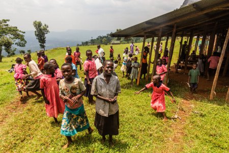 Foto de BUDADIRI, UGANDA - 26 DE FEBRERO DE 2020: Alumnos en una escuela rural cerca de Budadiri, Uganda - Imagen libre de derechos