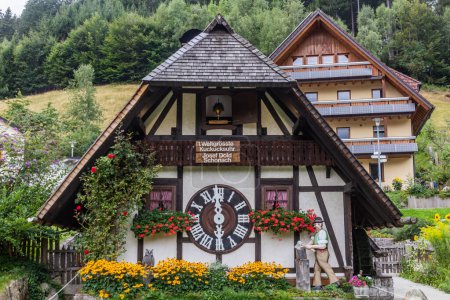 Foto de TRIBERG, ALEMANIA - 2 DE SEPTIEMBRE DE 2019: Vista del reloj de cuco más grande del mundo en el pueblo de Triberg en Baden-Wuerttemberg, Alemania - Imagen libre de derechos