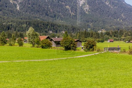 Téléchargez les photos : Granges et prairies dans la vallée de loisach, Allemagne - en image libre de droit