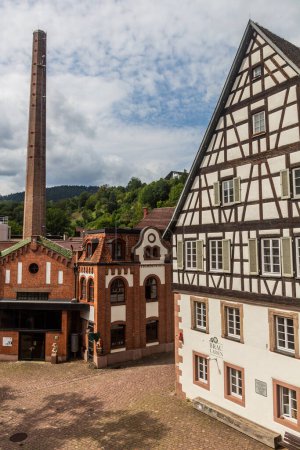 Foto de ALPIRSBACH, ALEMANIA - 1 DE SEPTIEMBRE DE 2019: Cervecería en el pueblo de Alpirsbach, estado de Baden-Wurttemberg, Alemania - Imagen libre de derechos
