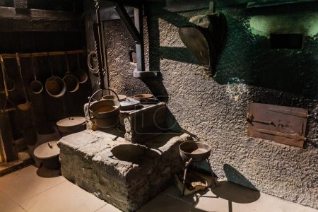Foto de GUTACH, ALEMANIA - 2 DE SEPTIEMBRE DE 2019: Cocina de una antigua granja en el Museo al Aire Libre de la Selva Negra en el pueblo de Gutach en Baden-Wuerttemberg, Alemania - Imagen libre de derechos