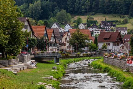 Téléchargez les photos : SCHILTACH, ALLEMAGNE - 1er SEPTEMBRE 2019 : ruisseau Schiltach dans le village de Schiltach, État de Bade-Wurttemberg, Allemagne - en image libre de droit