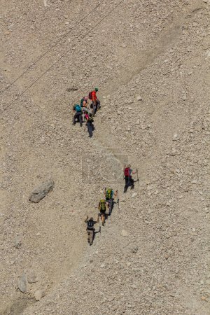 Téléchargez les photos : ZUGSPITZE, ALLEMAGNE - 4 SEPTEMBRE 2019 : Les touristes grimpent au sommet de la montagne de Zugspitze, Allemagne - en image libre de droit