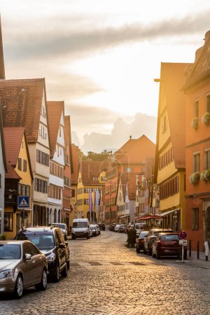 Téléchargez les photos : Coucher de soleil dans la vieille ville de Dinkelsbuhl, État de Bavière, Allemagne - en image libre de droit