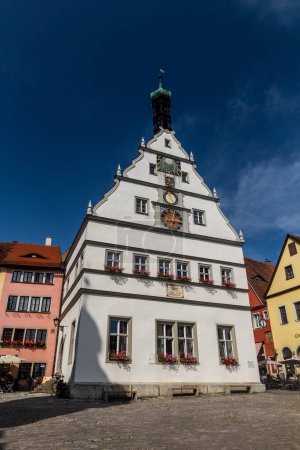Foto de ROTHENBURG, ALEMANIA - 29 de agosto de 2019: Taberna del Consejero en Rothenburg ob der Tauber, Baviera, Alemania - Imagen libre de derechos