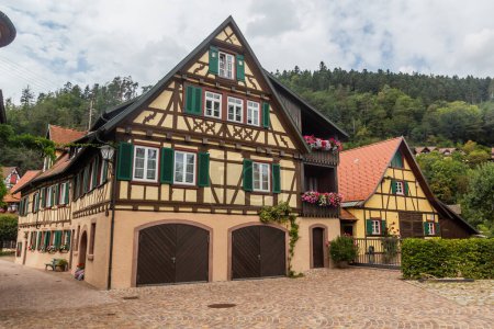 Téléchargez les photos : Maison à colombages dans le village de Schiltach, État de Baden-Wurttemberg, Allemagne - en image libre de droit