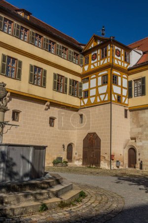 Téléchargez les photos : Cour du château de Hohentubingen à Tubingen, Allemagne - en image libre de droit