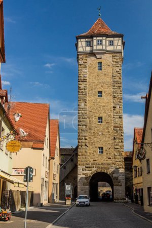 Foto de ROTHENBURG, ALEMANIA - 29 DE AGOSTO DE 2019: Torre Roderturm en Rothenburg ob der Tauber, Baviera, Alemania - Imagen libre de derechos