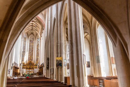 Foto de ROTHENBURG, ALEMANIA - 29 de agosto de 2019: Iglesia de Santiago en Rothenburg ob der Tauber, Baviera, Alemania - Imagen libre de derechos