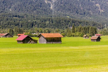 Téléchargez les photos : Granges et prairies dans la vallée de loisach, Allemagne - en image libre de droit