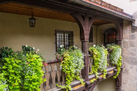 Téléchargez les photos : Balcon d'une vieille maison à Dinkelsbuhl, État de Bavière, Allemagne - en image libre de droit