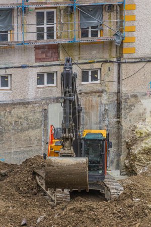 Foto de Excavadora en un sitio de construcción en Garmisch-Partenkirchen, estado de Baviera, Alemania. - Imagen libre de derechos