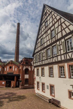 Foto de ALPIRSBACH, ALEMANIA - 1 DE SEPTIEMBRE DE 2019: Cervecería en el pueblo de Alpirsbach, estado de Baden-Wurttemberg, Alemania - Imagen libre de derechos