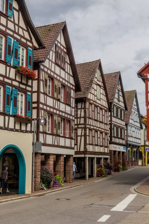 Téléchargez les photos : SCHILTACH, ALLEMAGNE - 1 SEPTEMBRE 2019 : Maisons à colombages dans le village de Schiltach, État de Bade-Wurttemberg, Allemagne - en image libre de droit