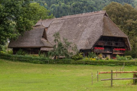 Foto de Antigua casa rural en la Selva Negra Museo al Aire Libre en la aldea de Gutach en Baden-Wuerttemberg, Alemania - Imagen libre de derechos