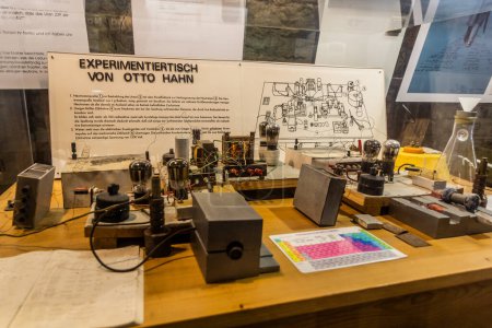 Foto de HAIGERLOCH, ALEMANIA - 31 de agosto de 2019: experimento de fisión nuclear de Otto Hahn en Haigerloch, Alemania - Imagen libre de derechos