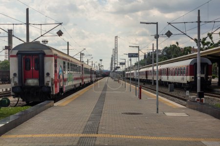 Téléchargez les photos : BURGAS, BULGARIE - 24 JUILLET 2019 : Trains à la gare de Burgas, Bulgarie - en image libre de droit