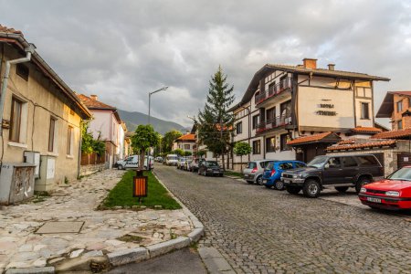 Foto de BANSKO, BULGARIA - 3 de agosto de 2019: Vista de una calle en Bansko, Bulgaria - Imagen libre de derechos