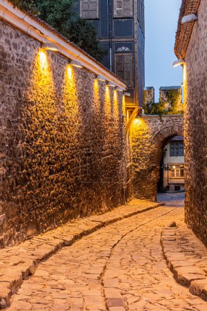 Téléchargez les photos : Vue en soirée d'une ruelle dans la vieille ville de Plovdiv, Bulgarie - en image libre de droit