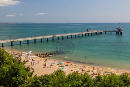 Foto de BURGAS, BULGARIA - 25 de julio de 2019: Vista del muelle y la playa en Burgas, Bulgaria - Imagen libre de derechos