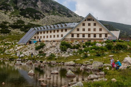 Téléchargez les photos : RILA, BULGARIE - 31 JUILLET 2019 : Hôtel de montagne Musala dans les montagnes de Rila, Bulgarie - en image libre de droit