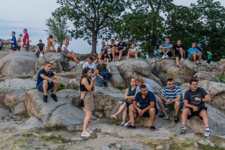 Téléchargez les photos : PLOVDIV, BULGARIE - 28 JUILLET 2019 : Les gens regardent la ville depuis la colline Nebet Tepe à Plovdiv, Bulgarie - en image libre de droit