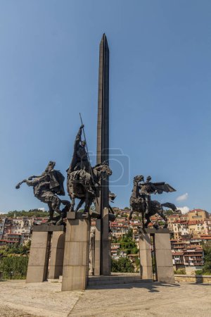 Foto de VELIKO TARNOVO, BULGARIA - 26 de julio de 2019: Monumento a la dinastía Assen en la ciudad de Veliko Tarnovo, Bulgaria - Imagen libre de derechos