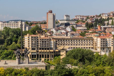 Foto de VELIKO TARNOVO, BULGARIA - 26 de julio de 2019: Monumento a la dinastía Assen e Interhotel Veliko Tarnovo en la ciudad de Veliko Tarnovo, Bulgaria - Imagen libre de derechos