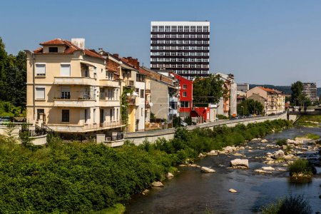 Blick auf die Stadt Gabrovo mit dem Fluss Jantra, Bulgarien