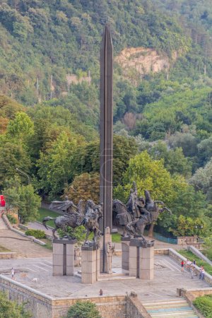 Foto de VELIKO TARNOVO, BULGARIA - 25 de julio de 2019: Monumento a la dinastía Assen en la ciudad de Veliko Tarnovo, Bulgaria - Imagen libre de derechos