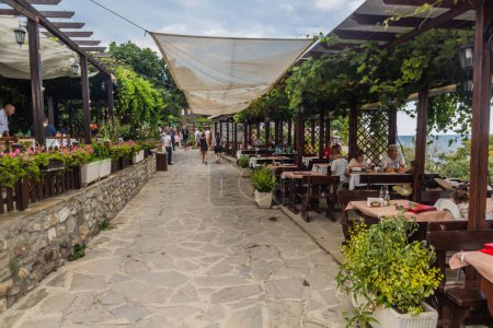 Téléchargez les photos : NESEBAR, BULGARIE - 24 JUILLET 2019 : Restaurant au bord de la mer dans une rue pavée à Nesebar, Bulgarie - en image libre de droit