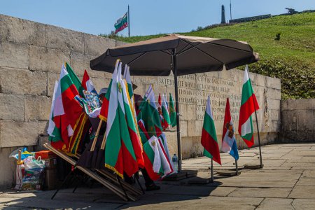 Téléchargez les photos : SHIPKA, BULGARIE - 27 JUILLET 2019 : L'étal des drapeaux bulgares au Mémorial de la Liberté sur Shipka Peak, Bulgarie - en image libre de droit