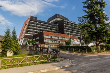 Téléchargez les photos : BOROVETS, BULGARIE - 31 JUILLET 2019 : Hôtel Samokov dans la station de ski Borovets, Bulgarie - en image libre de droit