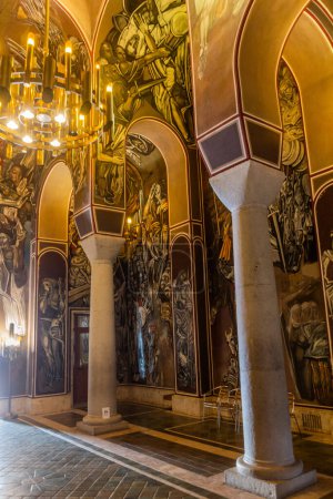 Téléchargez les photos : VELIKO TARNOVO, BULGARIE - 26 JUILLET 2019 : Intérieur de la cathédrale de l'Ascension de la forteresse de Tsarevets à Veliko Tarnovo, Bulgarie - en image libre de droit