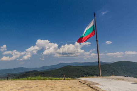 Téléchargez les photos : Drapeau de la Bulgarie au Mémorial de la Liberté sur Shipka Peak, Bulgarie - en image libre de droit