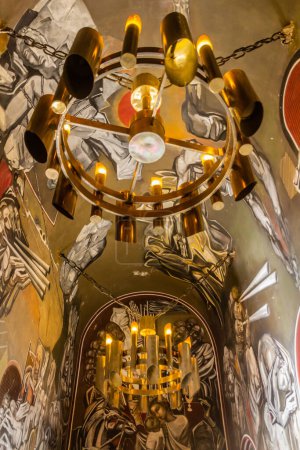Foto de VELIKO TARNOVO, BULGARIA - 26 DE JULIO DE 2019: Interior de la Catedral de la Ascensión en la fortaleza de Veliko Tarnovo, Bulgaria - Imagen libre de derechos