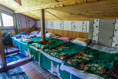 Téléchargez les photos : RILA, BULGARIE - 2 AOÛT 2019 : Dortoir du chalet de montagne Lovna à Rila, Bulgarie - en image libre de droit