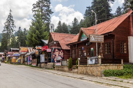 Foto de BOROVETS, BULGARIA - 31 de julio de 2019: Tiendas en la estación de esquí de Borovets, Bulgaria - Imagen libre de derechos