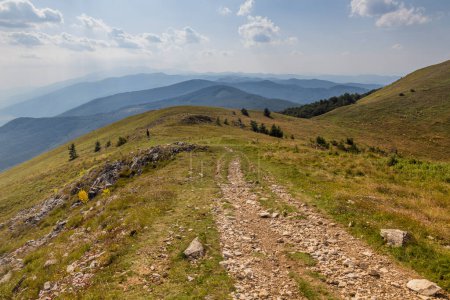 Téléchargez les photos : Paysage de pointe de Buzludzha à Stara Planina, Bulgarie - en image libre de droit