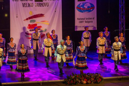 Foto de VELIKO TARNOVO, BULGARIA - 25 de julio de 2019: Bailarines en el Festival Internacional de Folclore en la ciudad de Veliko Tarnovo, Bulgaria - Imagen libre de derechos