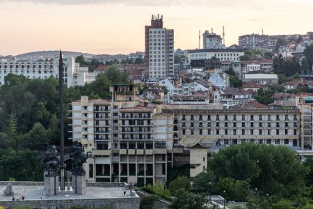 Foto de VELIKO TARNOVO, BULGARIA - 25 de julio de 2019: Monumento a la dinastía Assen e Interhotel Veliko Tarnovo en la ciudad de Veliko Tarnovo, Bulgaria - Imagen libre de derechos