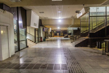 Téléchargez les photos : SKOPJE, MACÉDOINE DU NORD - 5 AOÛT 2019 : Intérieur de la gare centrale de Skopje. - en image libre de droit
