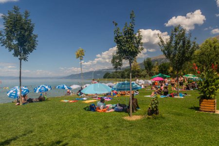 Foto de OHRID, MACEDONIA DEL NORTE - 8 DE AGOSTO DE 2019: Playa en Sveti Naum an Lake Ohrid, Macedonia del Norte - Imagen libre de derechos
