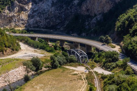 Téléchargez les photos : Vue de la route M-2 au Kosovo - en image libre de droit