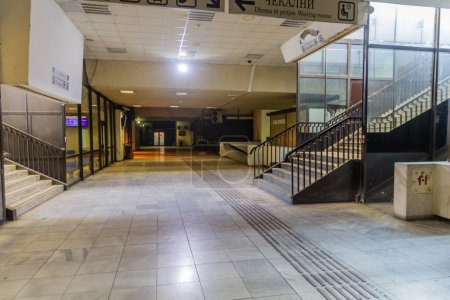 Foto de SKOPJE, MACEDONIA DEL NORTE - 5 DE AGOSTO DE 2019: Interior de la estación central de trenes de Skopje. - Imagen libre de derechos