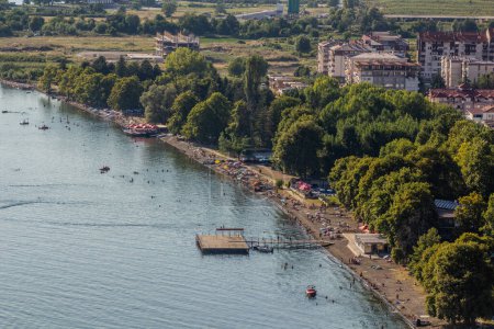 Téléchargez les photos : Vue aérienne des plages près de la ville d'Ohrid, en Macédoine du Nord - en image libre de droit